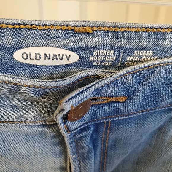 💐5/$35💐 Size 6 - Mid-Rise Kicker Boot Cut Jeans - Old Navy - Picture 4 of 6